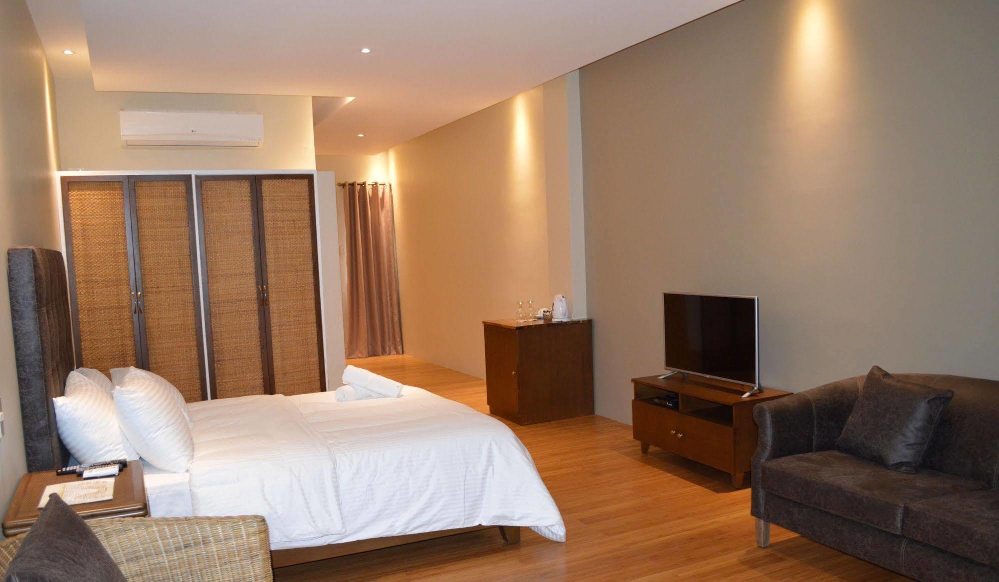 Kingsley'S Hotel And Gastro Pub Mabalacat Экстерьер фото