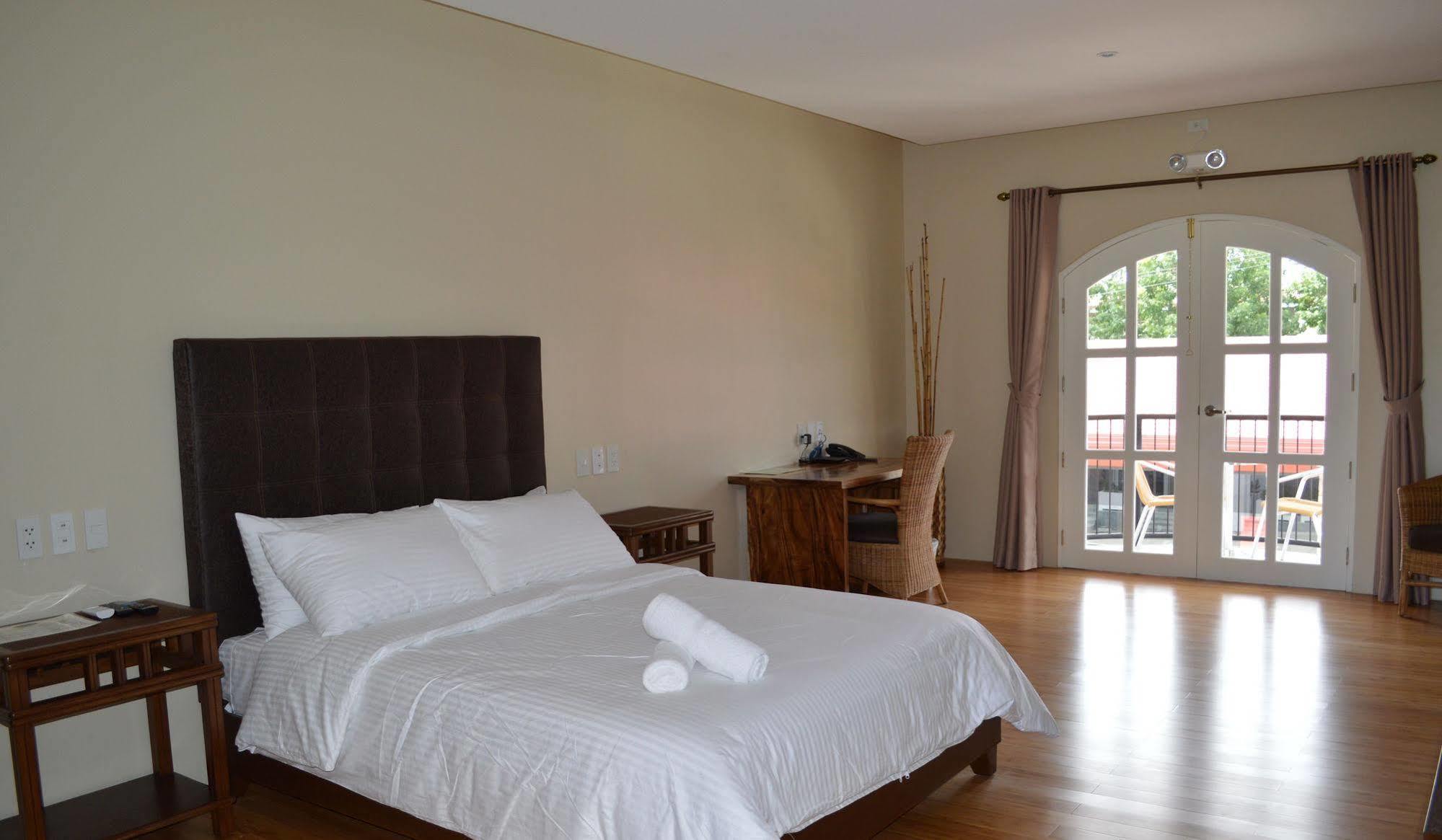 Kingsley'S Hotel And Gastro Pub Mabalacat Экстерьер фото